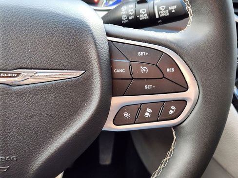 Used 2024 Chrysler Pacifica Select image 19