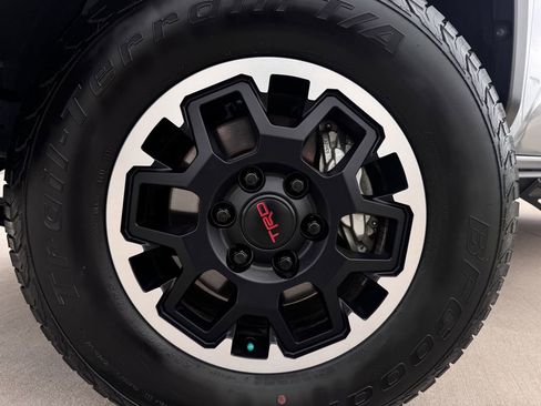 Used 2024 Toyota Tacoma TRD Off-Road image 9