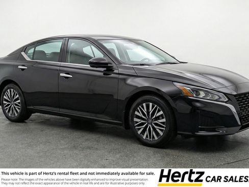 Used 2025 Nissan Altima 2.5 SV image 1