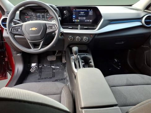 Used 2024 Chevrolet Trax LS w/ LS Convenience Package FWD image 13