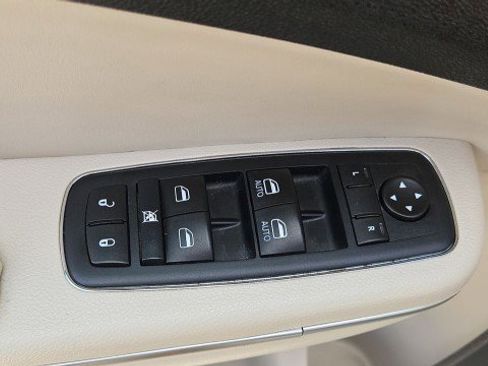 Used 2015 Chrysler 300 Limited RWD image 21