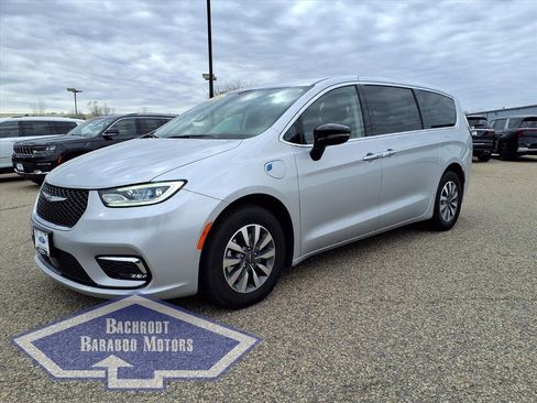 Used 2024 Chrysler Pacifica Select image 9