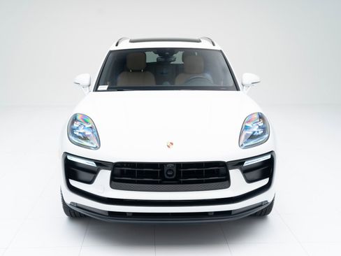Certified 2025 Porsche Macan image 6