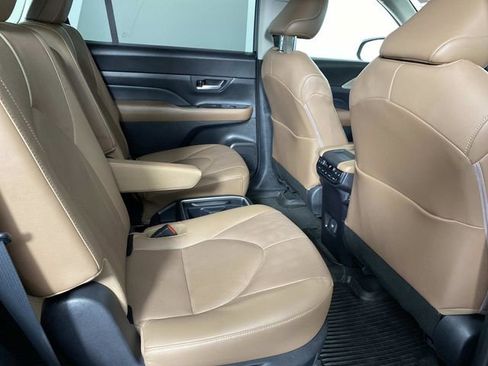 Used 2024 Toyota Grand Highlander AWD image 12