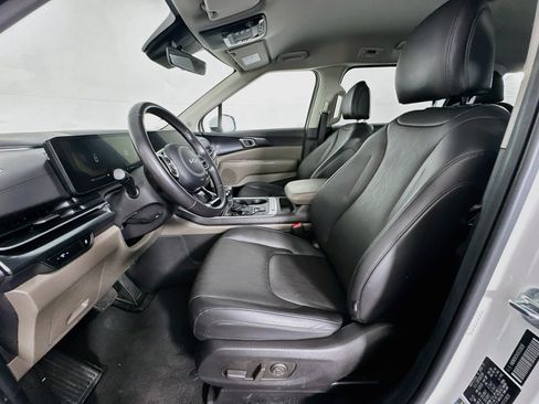 Used 2025 Kia Carnival FWD image 13