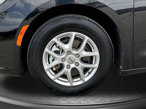 Used 2023 Chrysler Pacifica Touring-L FWD image 37