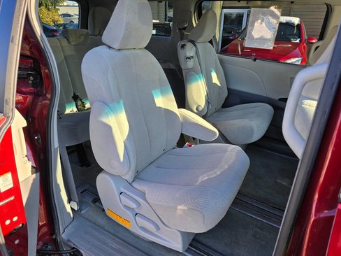 Used 2012 Toyota Sienna LE w/ Towing Pkg image 26