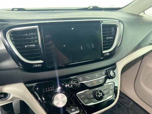 Used 2023 Chrysler Pacifica Touring-L FWD image 25