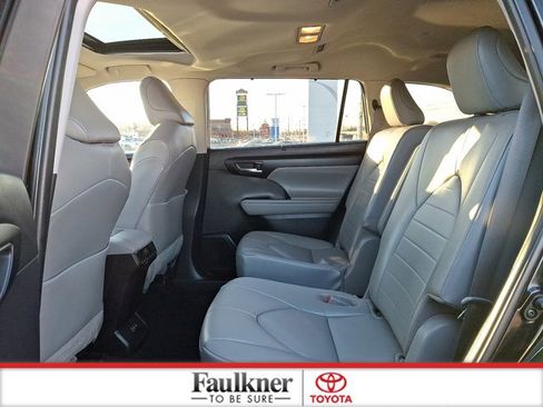 Certified 2023 Toyota Highlander L image 10