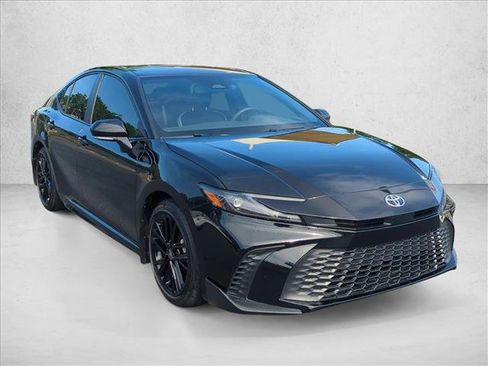 Used 2025 Toyota Camry SE FWD image 3