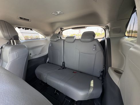 Used 2022 Toyota Sienna Limited FWD image 9