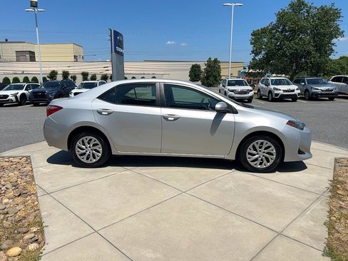 Used 2019 Toyota Corolla LE FWD image 3