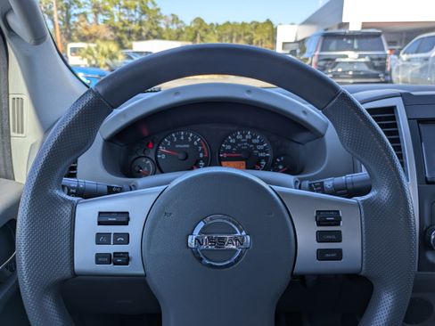 Used 2015 Nissan Frontier SV image 17