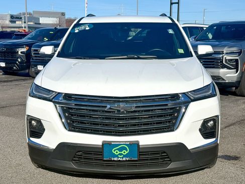 Used 2023 Chevrolet Traverse LT image 2
