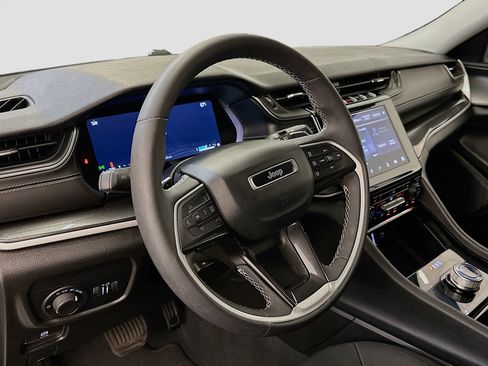 Used 2023 Jeep Grand Cherokee Laredo w/ Luxury Tech Group I AWD/4WD image 18