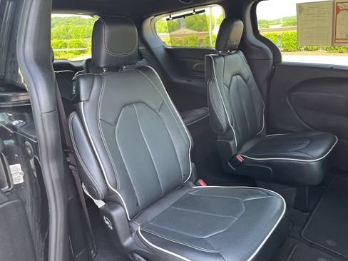 Used 2025 Chrysler Pacifica Limited FWD image 24