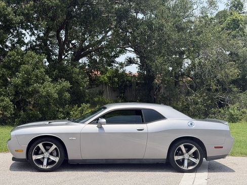 Used 2014 Dodge Challenger SXT RWD image 2