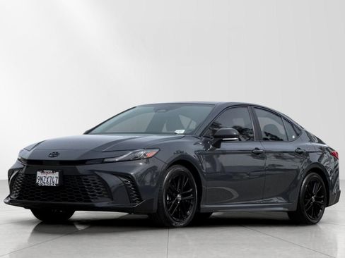 Used 2025 Toyota Camry SE w/ Convenience Package image 8