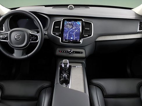 Used 2023 Volvo XC90 B6 Ultimate w/ Lounge Package image 11