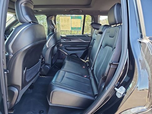 Used 2022 Jeep Grand Cherokee Overland w/ Luxury Tech Group IV image 18