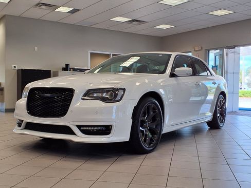 Used 2022 Chrysler 300 Touring L RWD image 1