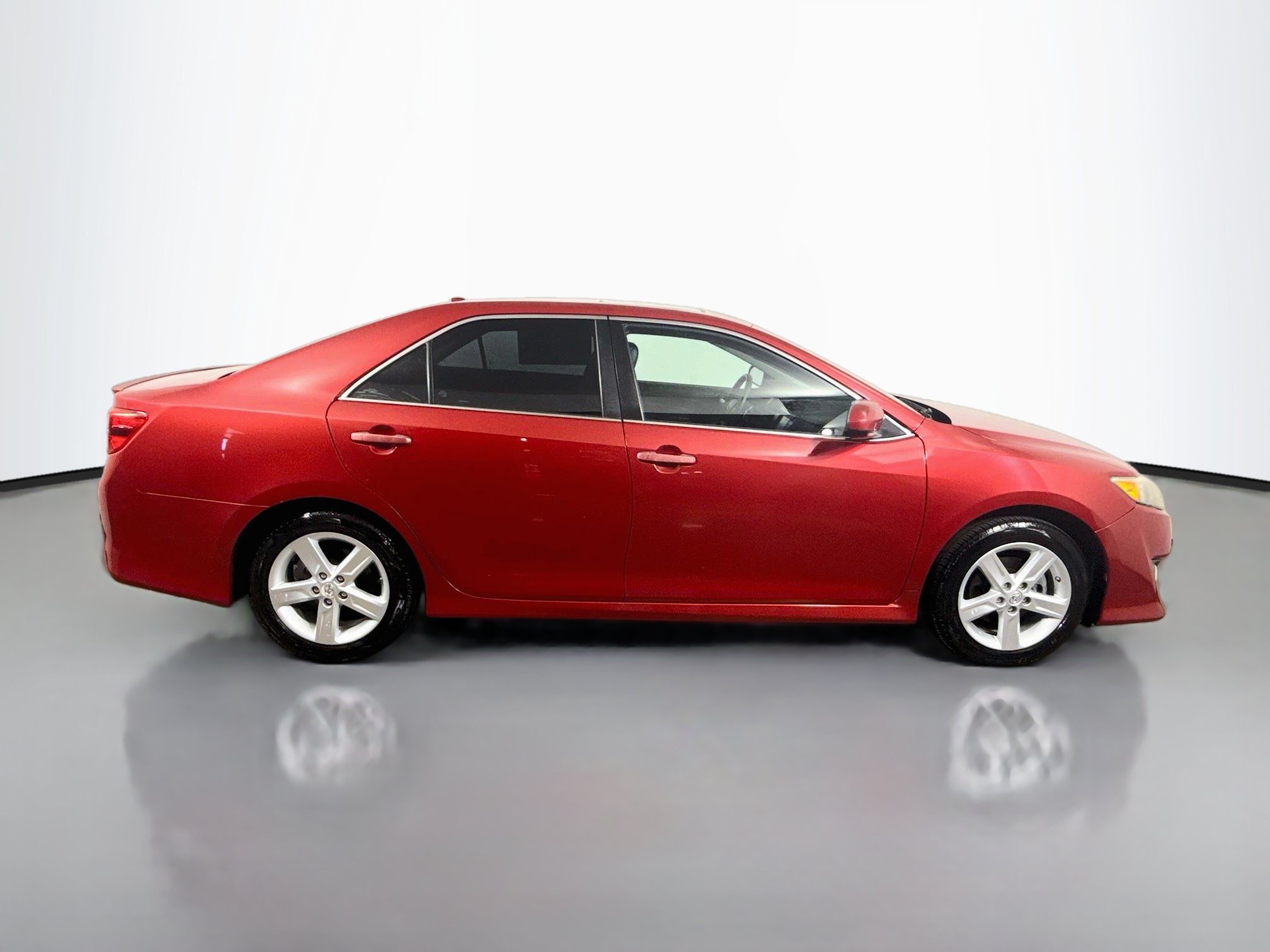 Used 2014 Toyota Camry SE w/ Leather Package FWD image 8