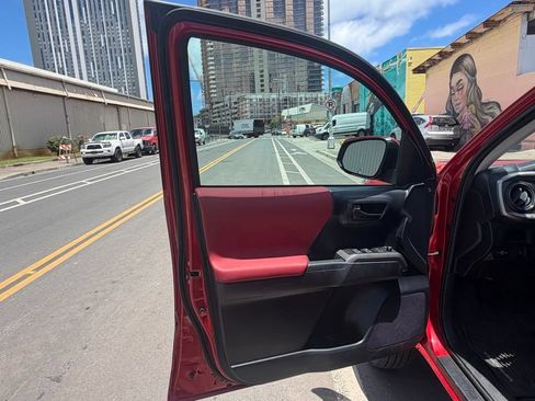 Used 2019 Toyota Tacoma SR5 RWD image 8