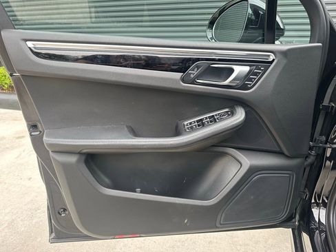 Certified 2023 Porsche Macan AWD/4WD image 19