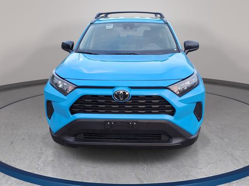 Used 2020 Toyota RAV4 LE image 2