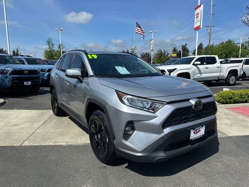 Used 2019 Toyota RAV4 XLE FWD image 7