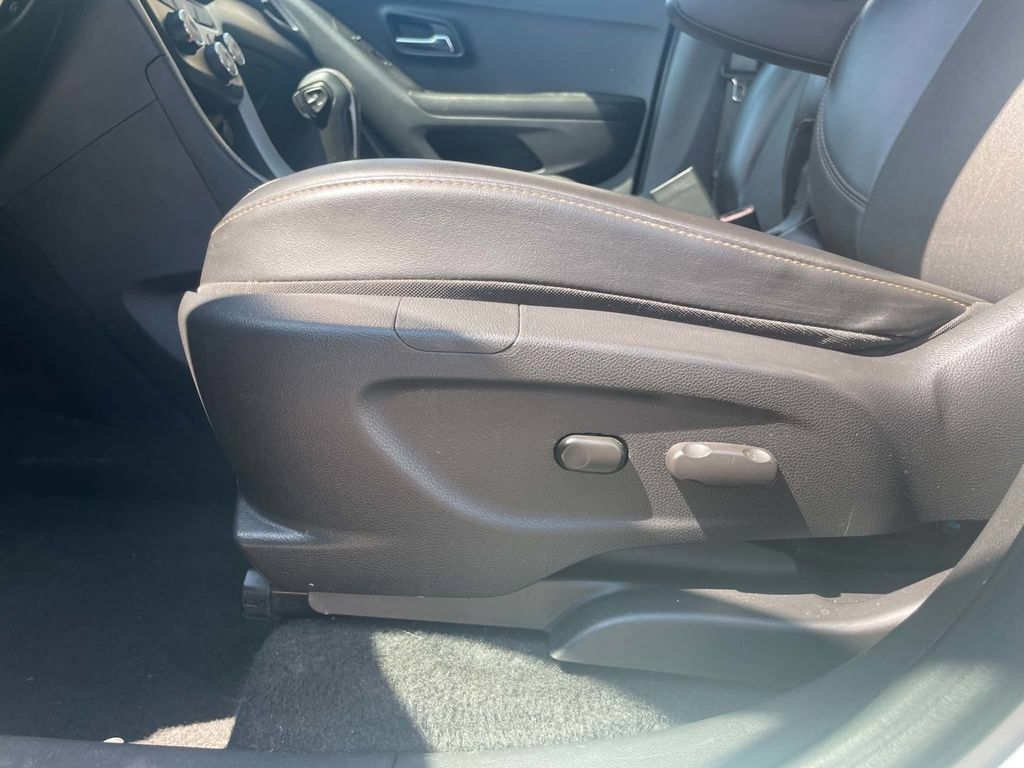 Used 2021 Chevrolet Trax LT w/ Sport Edition FWD image 20