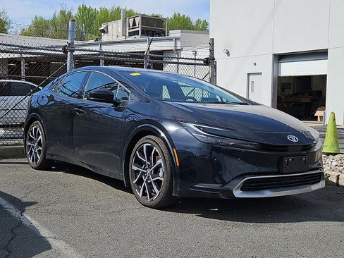 Used 2025 Toyota Prius Plug-In Hybrid image 1