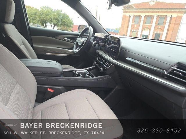 Used 2025 Chevrolet Traverse LT FWD image 14