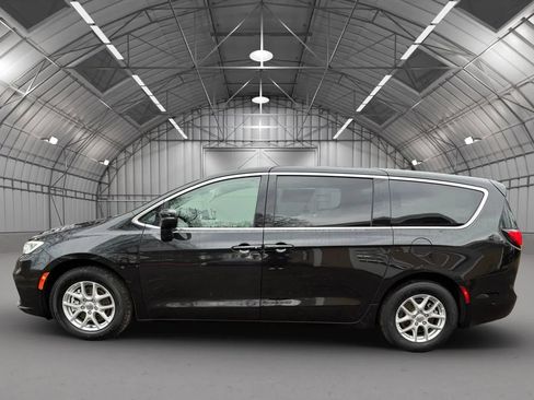 Used 2023 Chrysler Pacifica Touring-L image 9