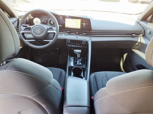 Used 2023 Hyundai Elantra SEL w/ Convenience Package FWD image 18