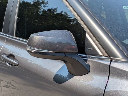 Used 2024 Toyota Highlander XLE FWD image 11