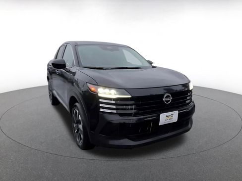 Used 2025 Nissan Kicks SV image 3