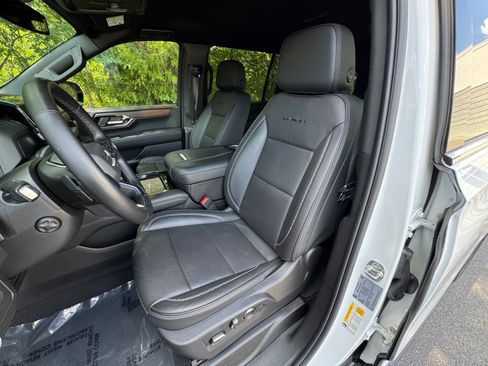 Used 2025 GMC Yukon XL Denali AWD/4WD image 29