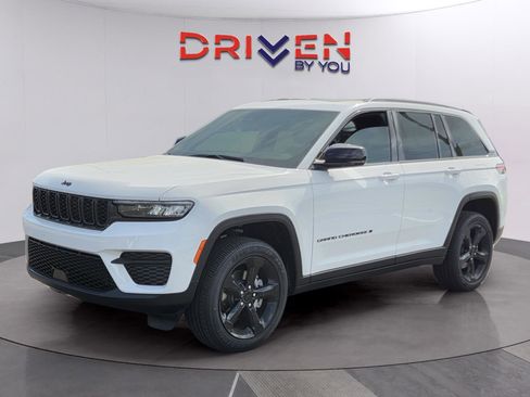 New 2025 Jeep Grand Cherokee Altitude image 2