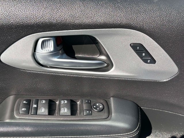 Used 2023 Chrysler Pacifica Touring-L w/ S Appearance Package FWD image 16