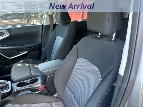 Used 2025 Kia Soul LX w/ LX Technology Package FWD image 11