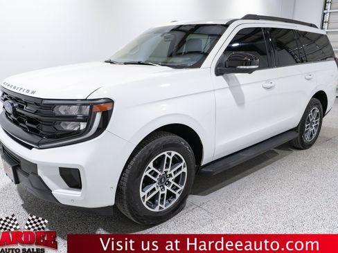 Used 2025 Ford Expedition Active AWD/4WD image 2