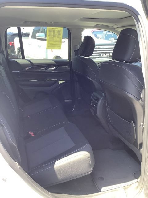 Used 2023 Jeep Grand Cherokee Laredo AWD/4WD image 22