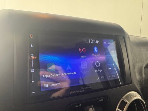 Used 2015 Jeep Wrangler Unlimited Sahara w/ Connectivity Group AWD/4WD image 13