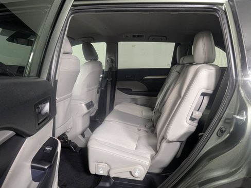 Used 2019 Toyota Highlander Plus FWD image 22