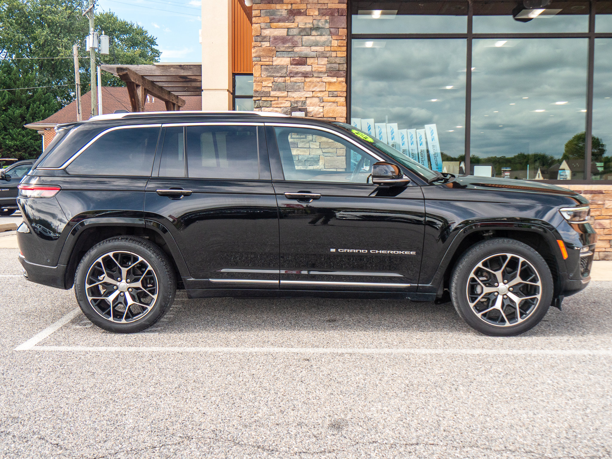 Used 2023 Jeep Grand Cherokee Summit AWD/4WD image 2