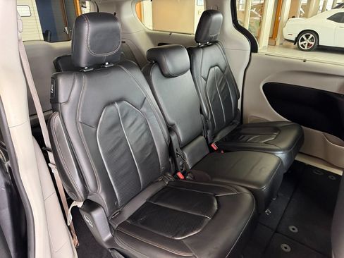 Used 2018 Chrysler Pacifica Touring-L FWD image 44