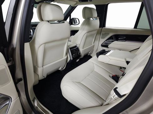 Used 2025 Land Rover Range Rover SE image 39
