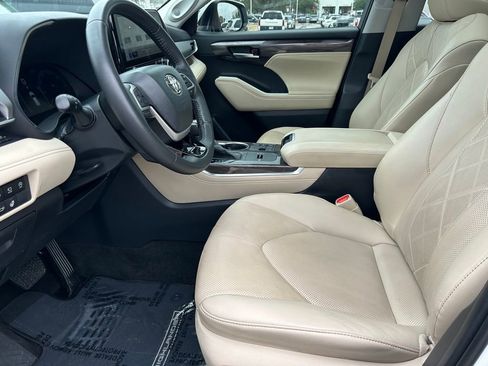 Used 2023 Toyota Highlander Platinum image 11