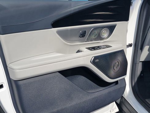 New 2026 Lincoln Nautilus Reserve image 8